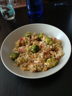 Una foto de Arroz meloso con salmón y coles de bruselas