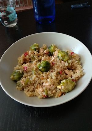 Una foto de Arroz meloso con salmón y coles de bruselas
