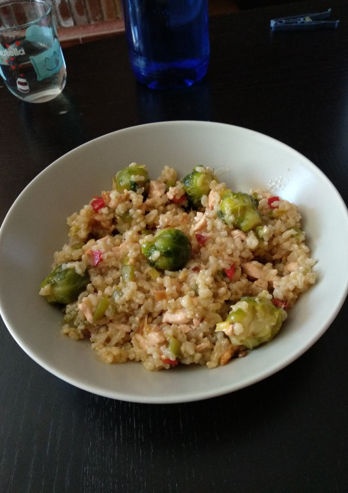 Una foto de Arroz meloso con salmón y coles de bruselas