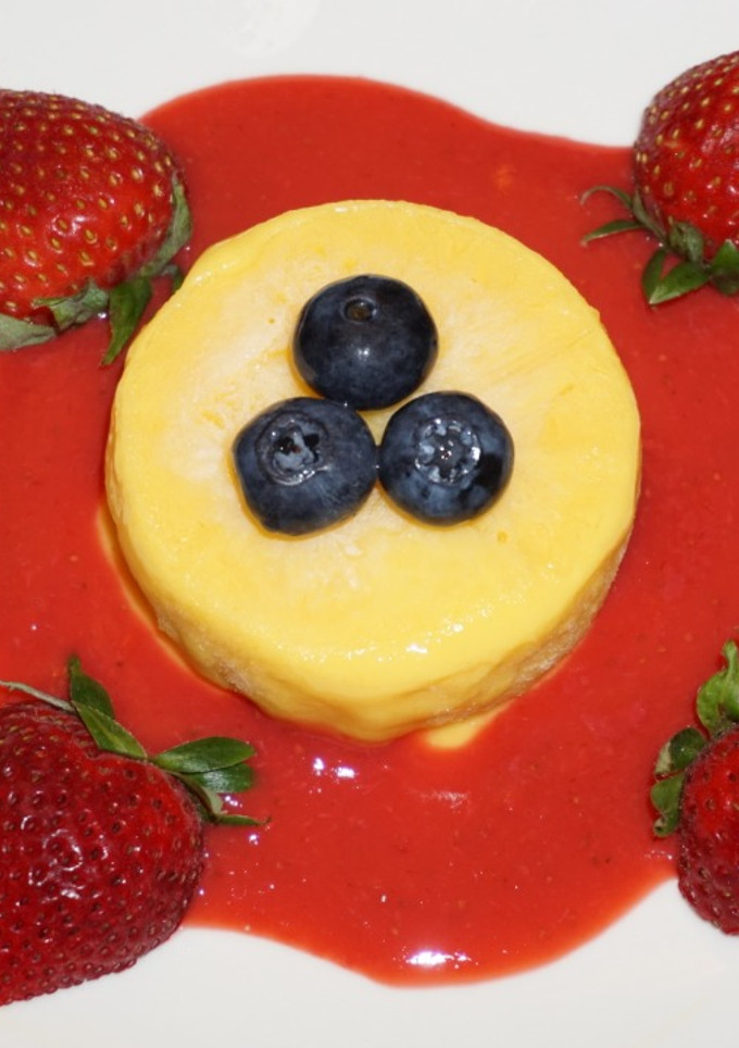 Una foto de Helado de yogurt con mango y salsa de frutilla. JON STYLE