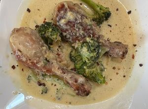 Una foto de Piernas de pollo y brócoli en Salsa Alfredo