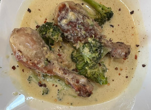 Una foto de Piernas de pollo y brócoli en Salsa Alfredo