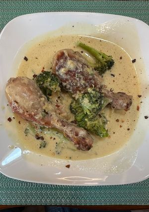 Una foto de Piernas de pollo y brócoli en Salsa Alfredo