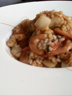 Una foto de Arroz de choco y gambas
