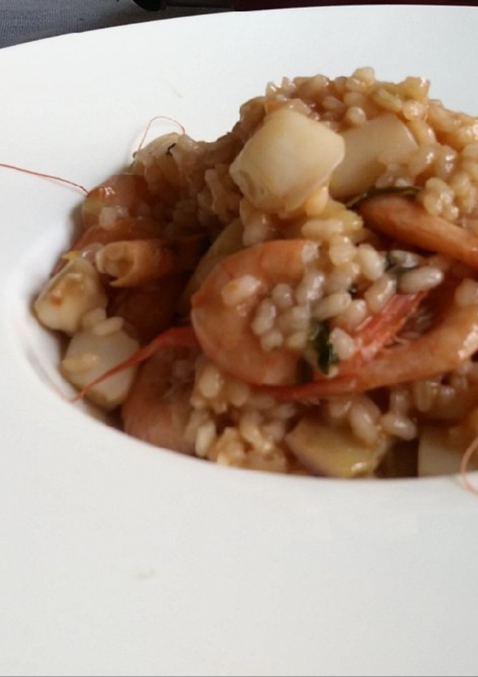 Una foto de Arroz de choco y gambas