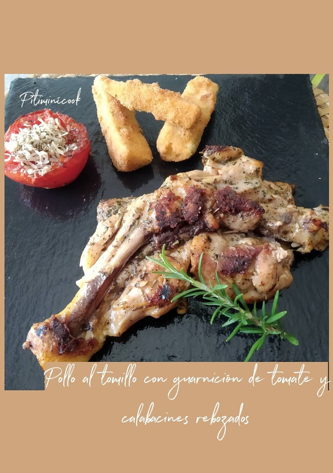 Una foto de Pollo a la plancha con guarnición de tomate y calabacín rebozado