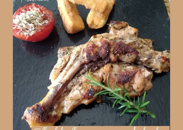 Pollo a la plancha con guarnición de tomate y calabacín rebozado