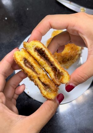 Hình của món Bánh Rán Giòn Nhân Socola & Phô Mai Siêu Dễ Từ Sandwich.