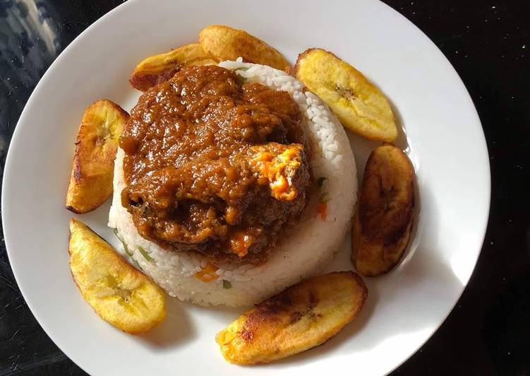 Rice and stew with plantain
