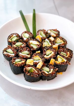 Hình của món Cơm cuộn gạo lứt.