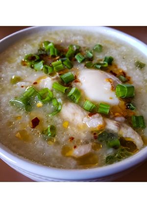 A picture of Chicken Arroz Caldo.