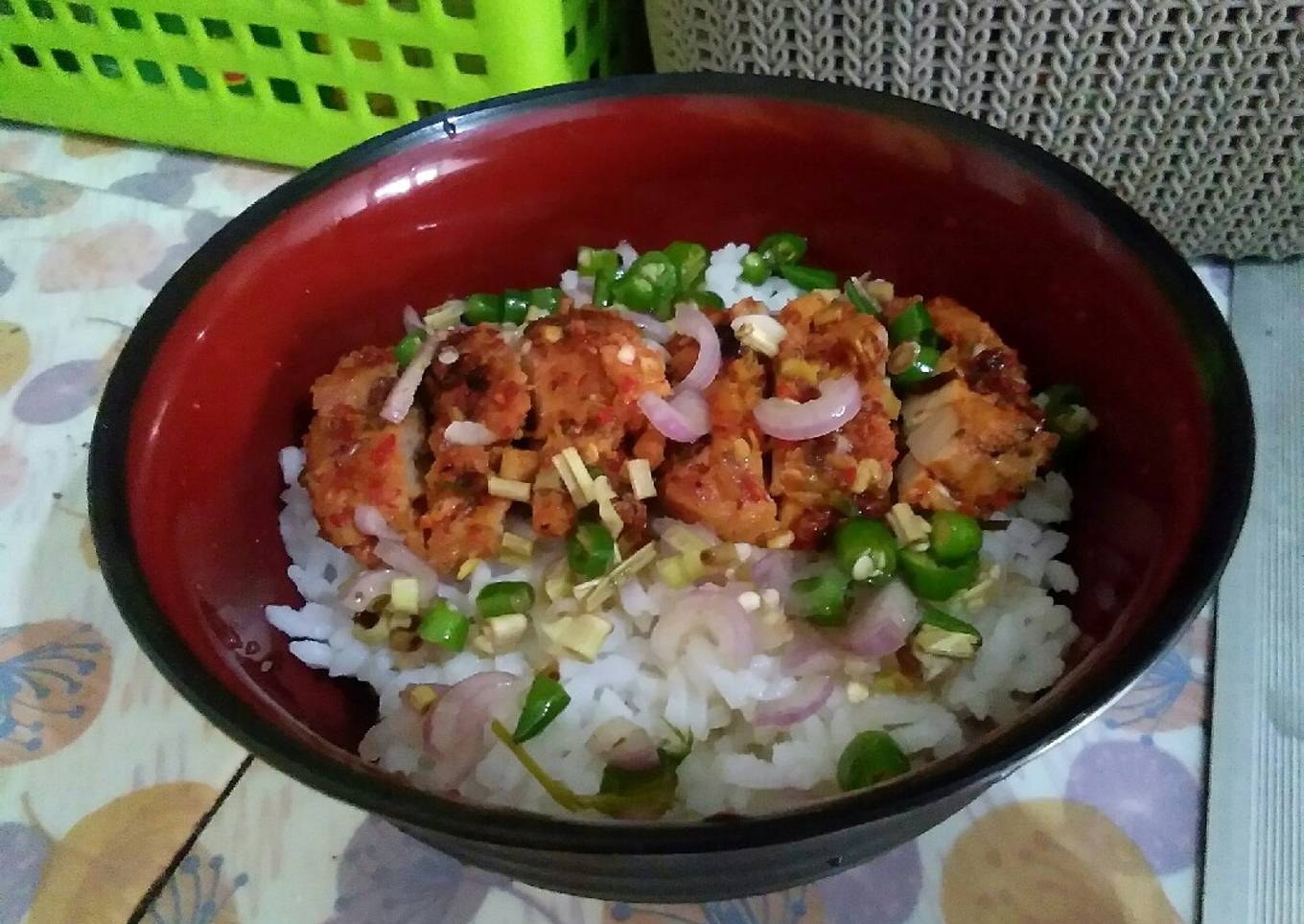 Rice bowl Ayam panggang sereh daun jeruk + sambal matah cabe ijo