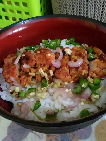 Cara Membuat Rice bowl Ayam panggang sereh daun jeruk + sambal matah cabe ijo Bahan Sederhana