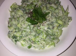 صورة لوصفة سلطه خيار خس بالصوص🥒😋