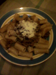 Una foto de Pasta tubo con carne molida en vino