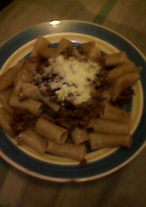 Una foto de Pasta tubo con carne molida en vino
