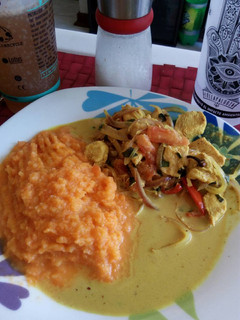 Una foto de Pollo al curry con puré de zanahoria y zucchini