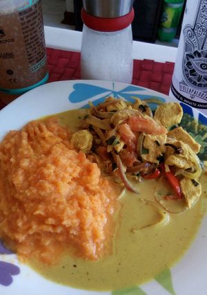 Una foto de Pollo al curry con puré de zanahoria y zucchini