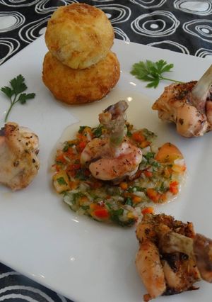 Una foto de Chupetines de pollo con croquetas de  papa y salsa criolla