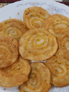 મઠરી(Mathri Recipe in Gujarati) રેસીપી મુખ્ય ફોટો