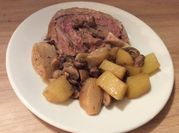 Une photo de porc haché et champignons