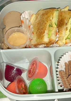 Foto resep Bekal anak Tk #2 Sandwich dengan isi kearifan lokal 😂