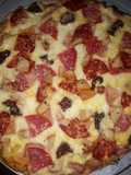 Pizza de chorizo vela, salami, jamón y tomates secos
