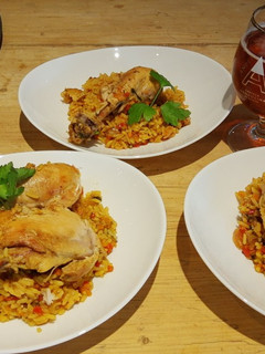 Una foto de Arroz amarillo con Pollo