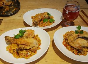 Una foto de Arroz amarillo con Pollo