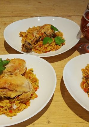 Una foto de Arroz amarillo con Pollo