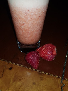 Una foto de Licuado de frutilla y piña
