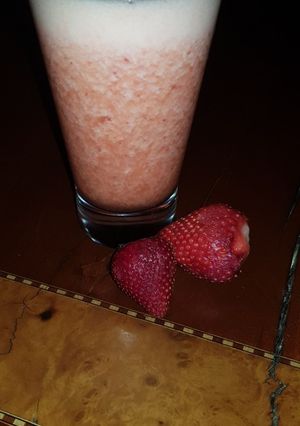 Una foto de Licuado de frutilla y piña