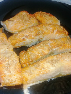 Una foto de Salmón con sésamo en airfryer