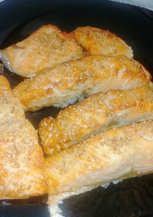 Una foto de Salmón con sésamo en airfryer