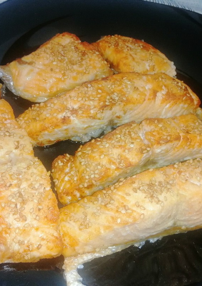 Una foto de Salmón con sésamo en airfryer