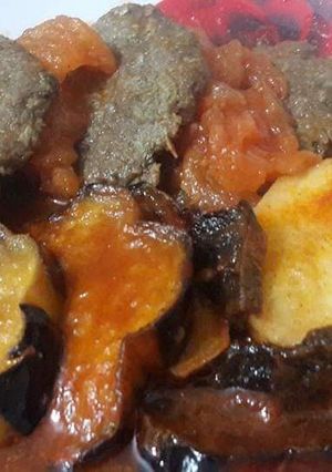 صورة لوصفة كفتة بالصينية مع بطاطا وباذنجان وبندورة