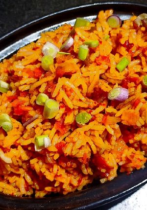 સેઝવાન ફ્રાઈડ રાઈસ (Schezwan Fried Rice Recipe In Gujarati) રેસીપી મુખ્ય ફોટો