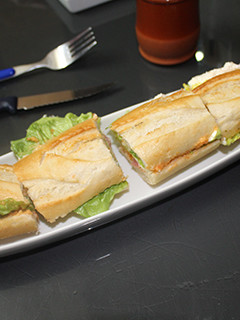Una foto de Bocadillo de queso fresco con lechuga