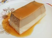 Una foto de flan de café con nata