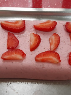 Una foto de Pastel de fresas sin horno, sin harina y sin azúcar