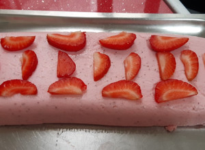 Foto principal de Pastel de fresas sin horno, sin harina y sin azúcar