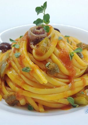 A picture of Linguine alla Puttanesca.