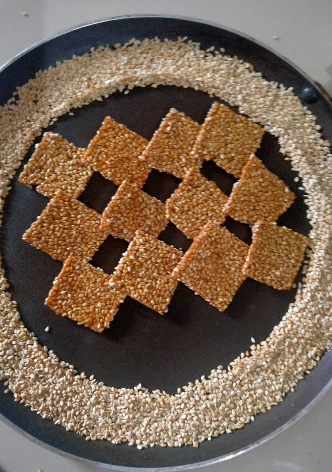 તલ ચીક્કી (Til Chikki Recipe In Gujarati) રેસીપી મુખ્ય ફોટો