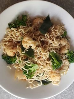 Una foto de Brócoli, coliflor y fideos salteados