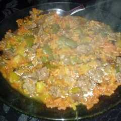 Una foto de Arroz amarillo salteado con zapallitos y carne