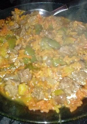 Una foto de Arroz amarillo salteado con zapallitos y carne