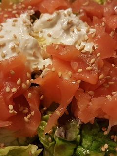 Una foto de Ensalada de salmón con queso a las finas hierbas