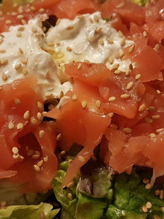 Una foto de Ensalada de salmón con queso a las finas hierbas