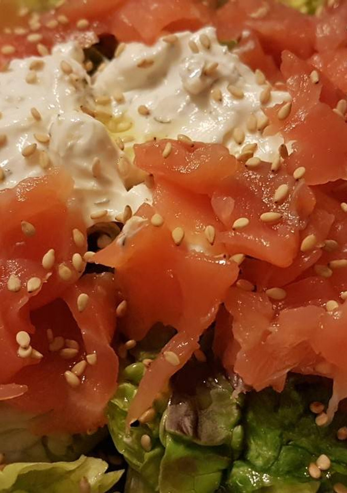 Una foto de Ensalada de salmón con queso a las finas hierbas