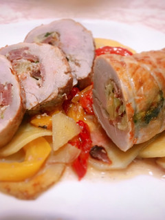 Una foto de Rollo de solomillo relleno con jamón y queso